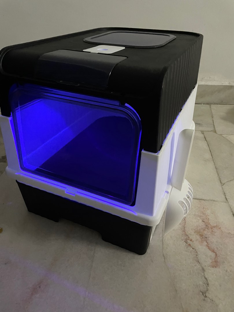 Large Cat Litter box enclosed, top box deodoriser and disinfectant