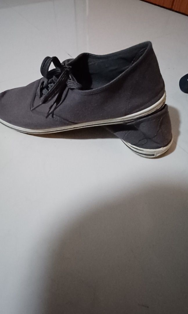 Men's casual tennis shoes deals