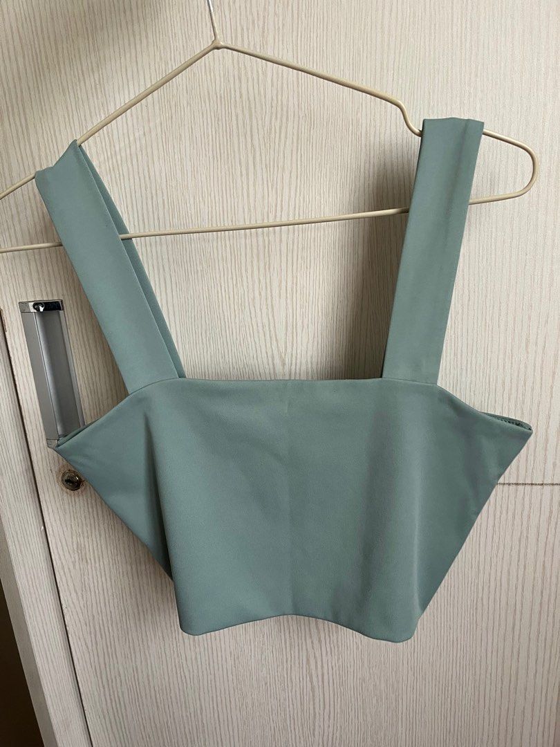 Lovito square neck crop top (Category: Blouses) located in Manila. Submitted by kimtaeri21 (Listing ID 1272520509, Image 2). Description: No flaws tbh. Looks very clean and structured when you wear it. .