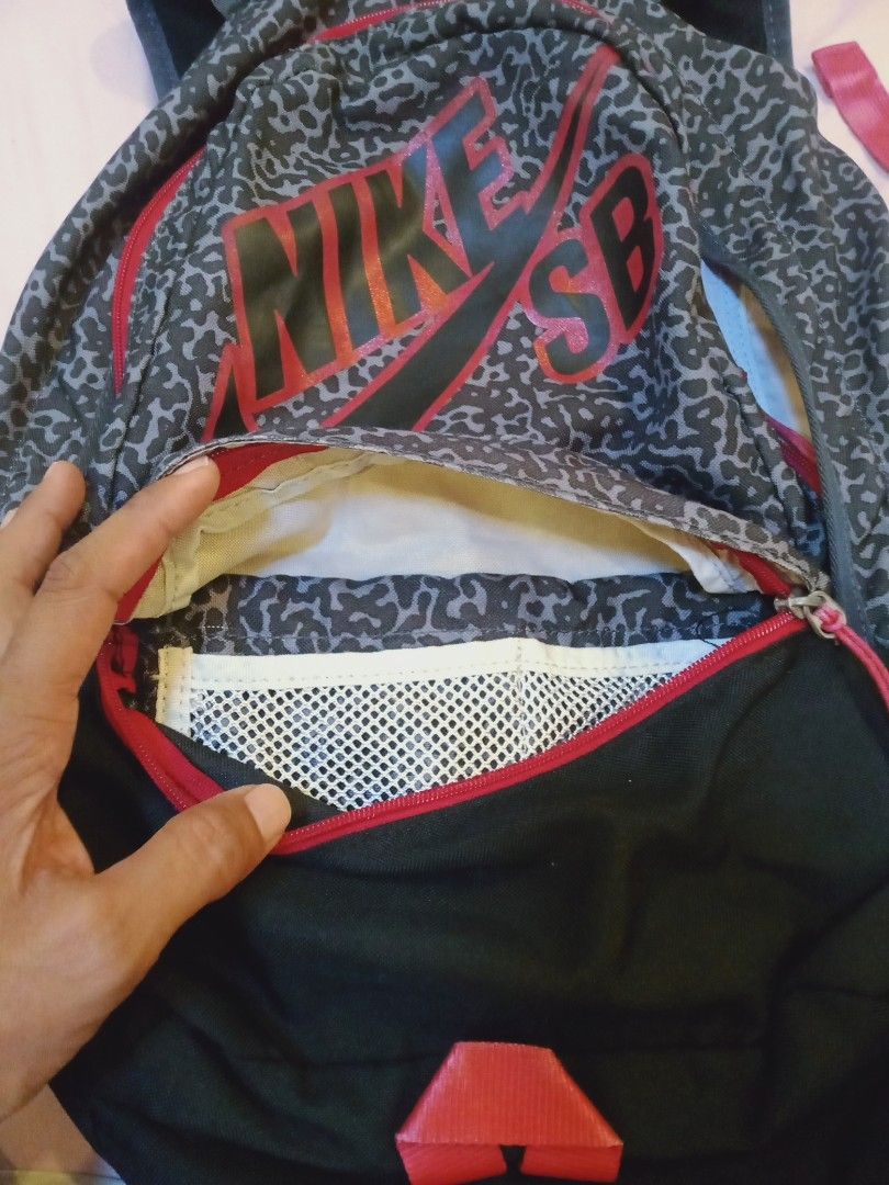 NIKE SB BACK PACK (Category: Backpacks) located in Cavite. Submitted by thriftedcloths (Listing ID 1272569829, Image 3). Description: nike sb back pack for adult no issue.