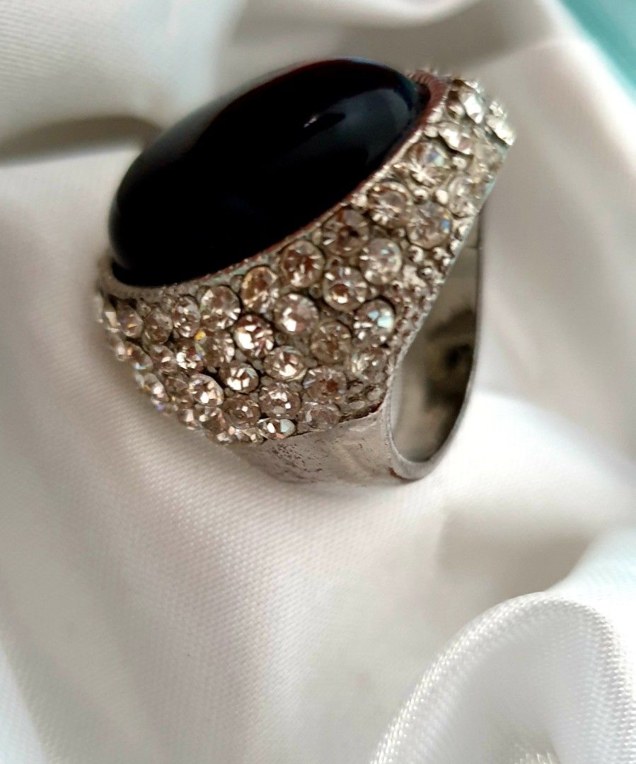 Onyx Silver tone Mens Ring Size US 12 (Category: Jewelry) located in Dumaguete. Submitted by ellelopez35 (Listing ID 1272591894, Image 3). Description: Black Onyx silver tone Solid & heavy with dia. Silver Mens Ring Size US 12 has signs of usage not sure if real or not but solid and heavy no markings untested please buy at your own risk no return no exchange thank you Php2,500.00.