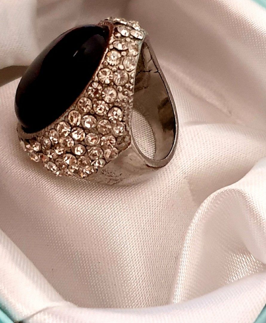Onyx Silver tone Mens Ring Size US 12 (Category: Jewelry) located in Dumaguete. Submitted by ellelopez35 (Listing ID 1272591894, Image 2). Description: Black Onyx silver tone Solid & heavy with dia. Silver Mens Ring Size US 12 has signs of usage not sure if real or not but solid and heavy no markings untested please buy at your own risk no return no exchange thank you Php2,500.00.
