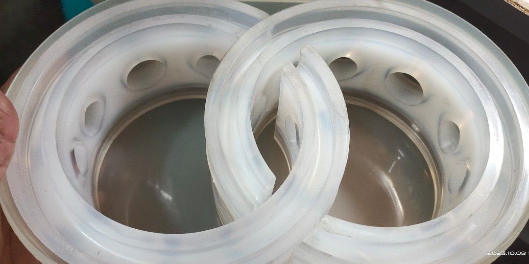 Shock lifter for pick up , SUV or Van (Category: Mags and Tires) located in Las Pinas. Submitted by littlejian (Listing ID 1272595898, Image 1). Description: Brand new bought wrong size sf by the buyer.