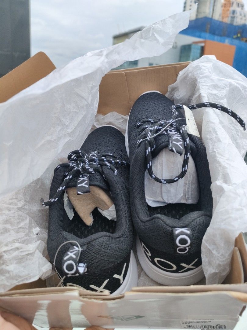 Sneakers Roxy original beli di Bangkok Fesyen Wanita Sepatu di Carousell