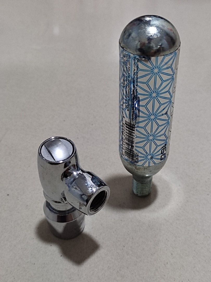 Supacaz QuikFix CO2 Inflator + 16g CO2 Cartridge, Sports Equipment