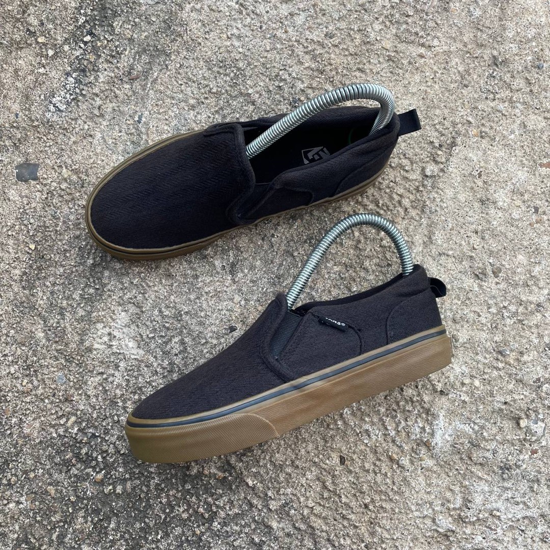 Black vans slip ons gum sole store