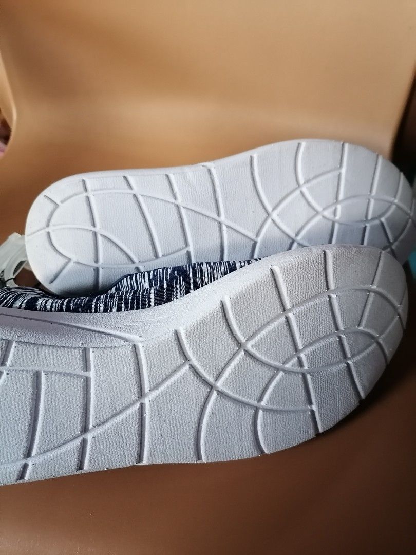 West loop memory foam, Women's Fashion, Footwear, Sneakers on Carousell