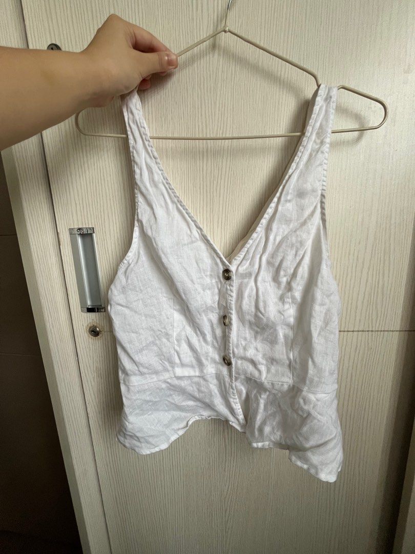 White linen top (Category: Blouses) located in Manila. Submitted by kimtaeri21 (Listing ID 1272467162, Image 1). Description: .