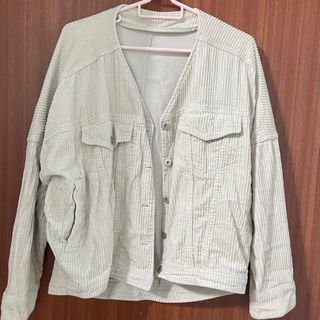 奶白色落肩寬鬆外套