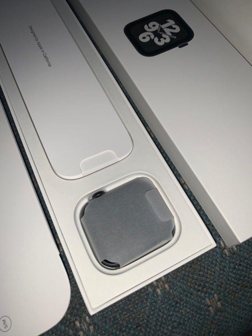 Apple Watch SE, Men's Fashion, Watches & Accessories, Watches on Carousell
