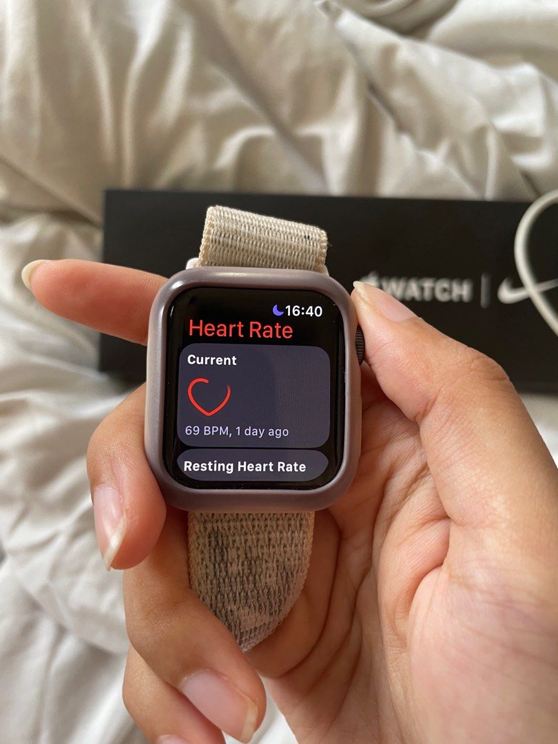 Apple Watch SE NIKE Edition 40mm, Mobile Phones & Gadgets, Wearables & Smart Watches on Carousell