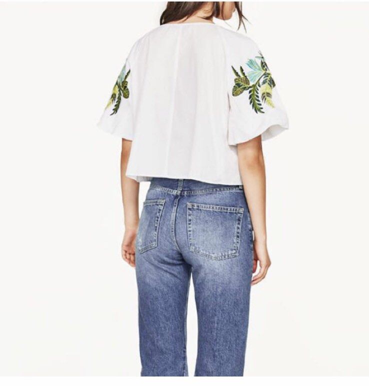 Authentic Zara Embroidered Blouse (Category: Blouses) located in Quezon City. Submitted by onyx72 (Listing ID 1269071421, Image 3). Description: Authentic Zara Embroidered Blouse Slightly Cropped With neckline Puffy short sleeves Embroidered leaves detailing on the front & sleeves Small on tag Best fits xtra small to small Signs of usage First 3 photos not mine😬 .