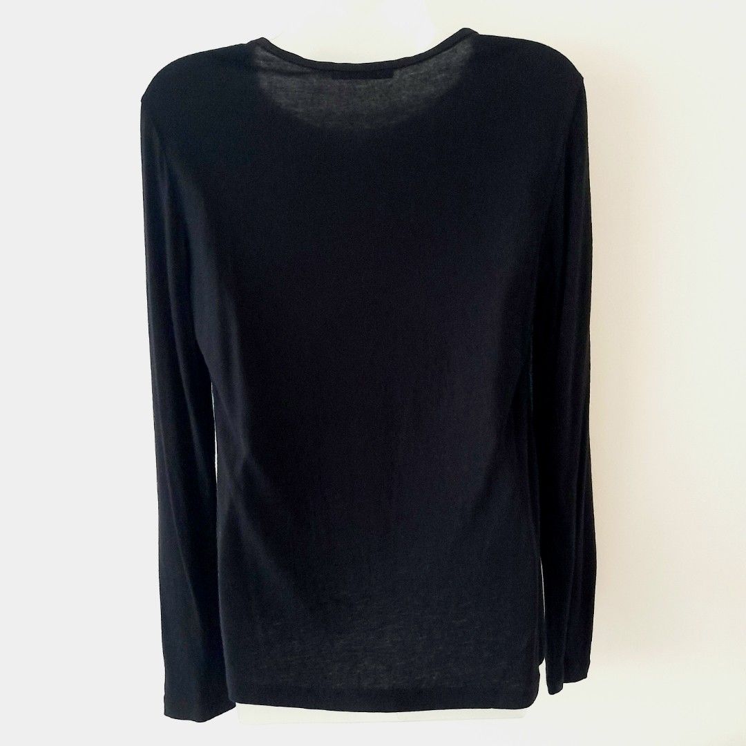 Carolina Herrera Knit Longsleeves Top (Category: Luxury Apparel) located in Quezon City. Submitted by lovedlux (Listing ID 1269006020, Image 3). Description: CH chic! Fits XS-S Front fabric in flowy silk CH signature print Fine wool knit no snags or pilling Chat for measurements A plain cropped Carolina Herrera knitted cardigan retails at P27K after 50% off!.