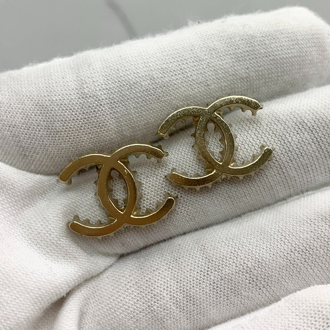 Plain best sale chanel earrings