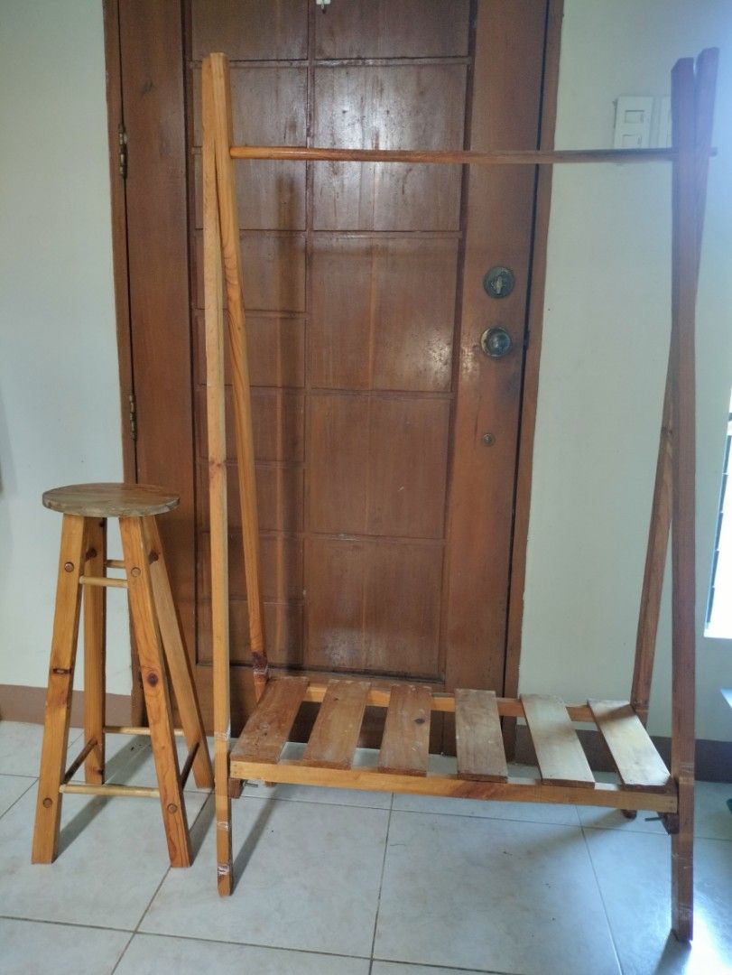 Collapsible wooden hanging rack and collapsible chair for pictorials