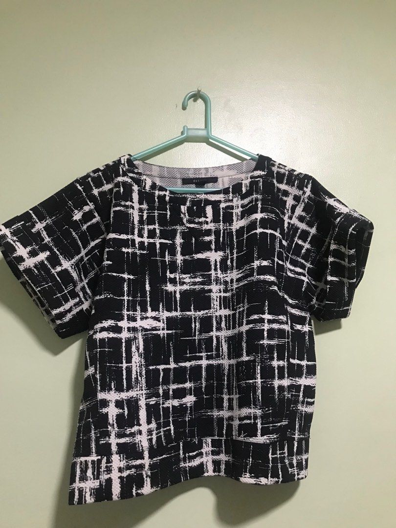 Details blouse (Category: Blouses) located in Quezon City. Submitted by declutterwithsandy (Listing ID 1268981213, Image 1). Description: .