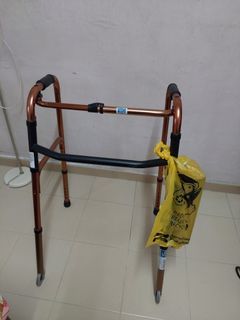 Foldable walking frame