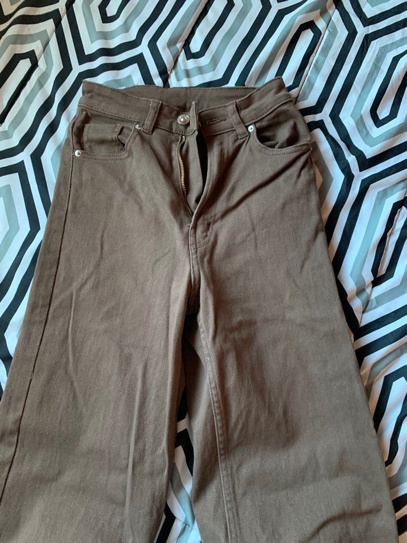 H&M Brown Pants (Category: Jeans) located in San Pedro. Submitted by ay_declutter (Listing ID 1268966709, Image 1). Description: .