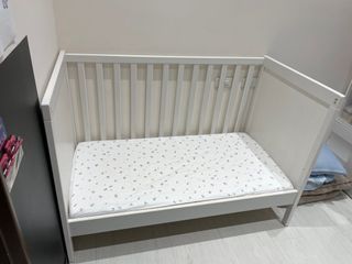 IKEA Sunvik 嬰兒床（附床包床墊）