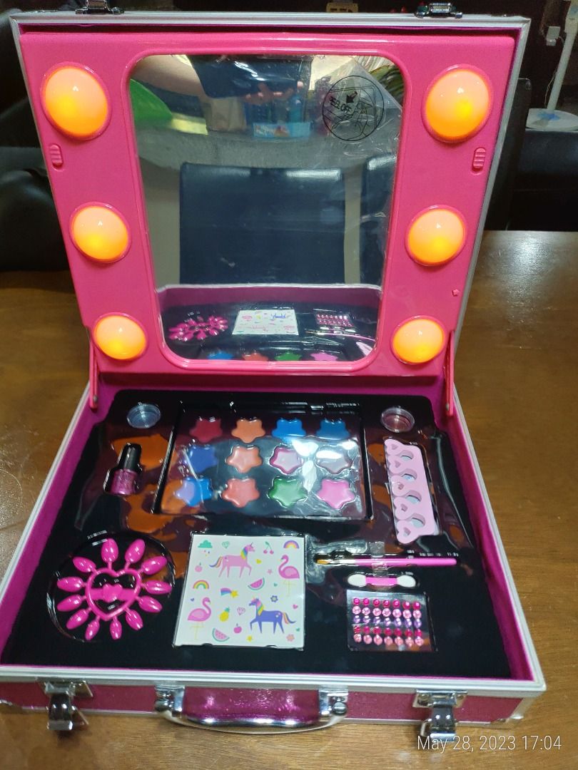 Light Up Makeup Case for kids, Hobbies & Toys, Toys & Games on Carousell