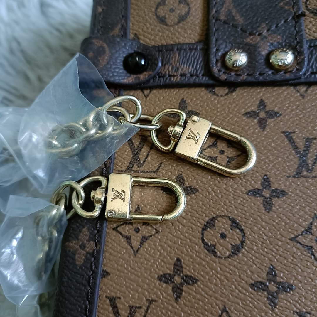 Louis Vuitton Monogram Sling Bag w/ Dust Bag (Category: Cross-body Bags) located in Bauang. Submitted by glenefinds (Listing ID 1268885561, Image 3). Description: ⚠️Orig Price: Php 1,000+ ❗Issue: may signs of usage lng sa loob 👆🏻check details above.