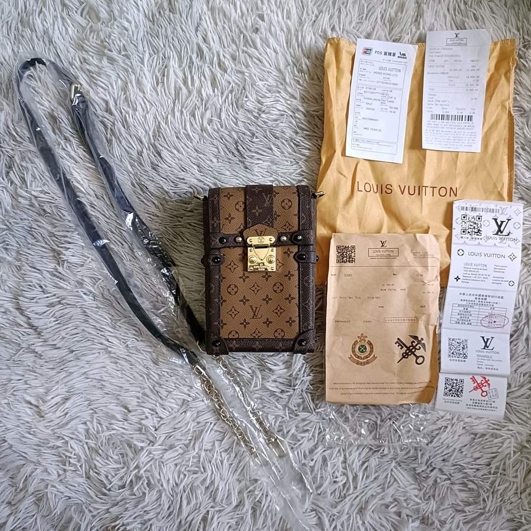 Louis Vuitton Monogram Sling Bag w/ Dust Bag (Category: Cross-body Bags) located in Bauang. Submitted by glenefinds (Listing ID 1268885561, Image 1). Description: ⚠️Orig Price: Php 1,000+ ❗Issue: may signs of usage lng sa loob 👆🏻check details above.