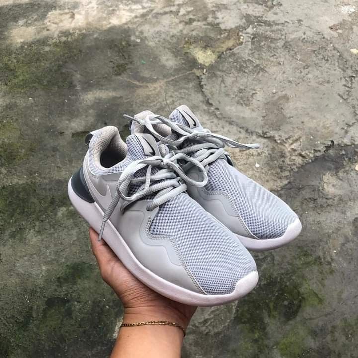 Nike hotsell tessen grey