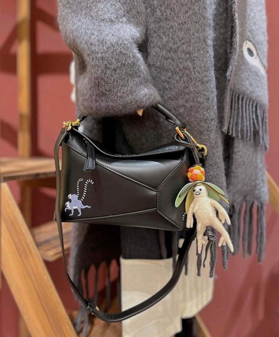 Pre order loewe puzzle small (Category: Luxury Bags & Wallets) located in Las Pinas. Submitted by glamdustph (Listing ID 1269056563, Image 2). Description: 💯 authentic STAFF SALE 1 pc only retail price 2,900 eur = 174k 3-4 weeks eda via air cargo at least 30k dp we accept credit card payments via paypal plus loc sf Thank you.