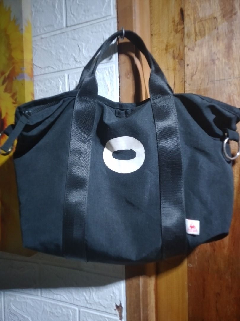 Te coq sportif hand bag (Category: Belt bags, Clutches and Pouches) located in Batan. Submitted by thriftedshoppe (Listing ID 1269004057, Image 2). Description: Isuue print.