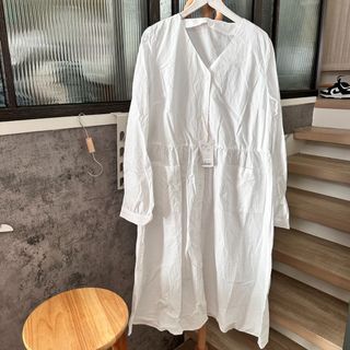日系品牌-純棉開扣V領純白口袋連身裙-長衫