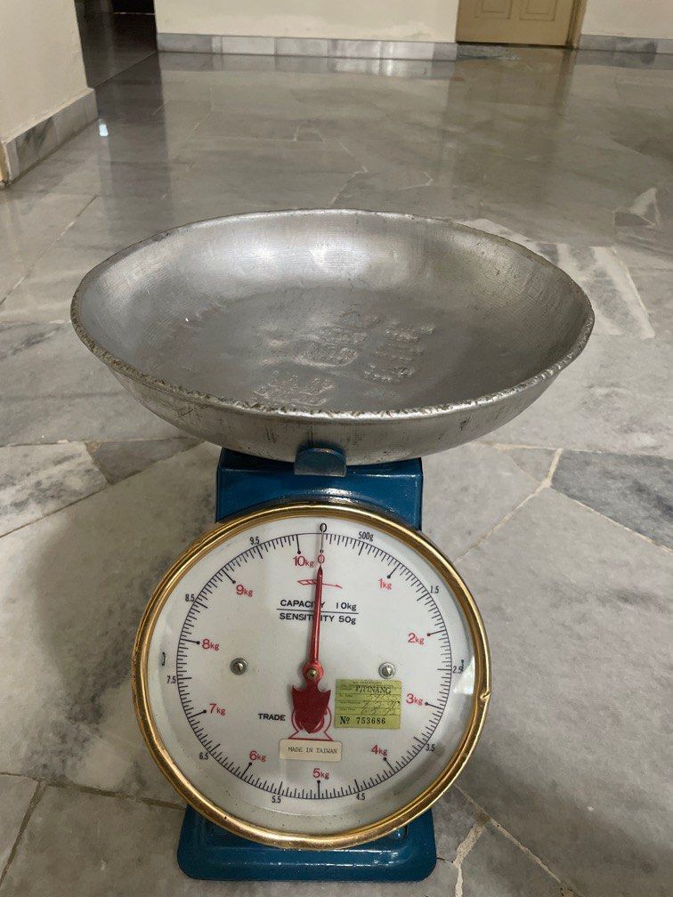 Weighing Machine (Category: Vintage Collectibles) located in Petaling Jaya. Submitted by toufuperson (Listing ID 1268917528, Image 1). Description: Old vintage weighing machine. Cash and meet up only Heavy sign of use, more of vintage collectibles.