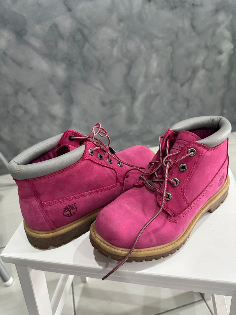 Dark pink store timberlands