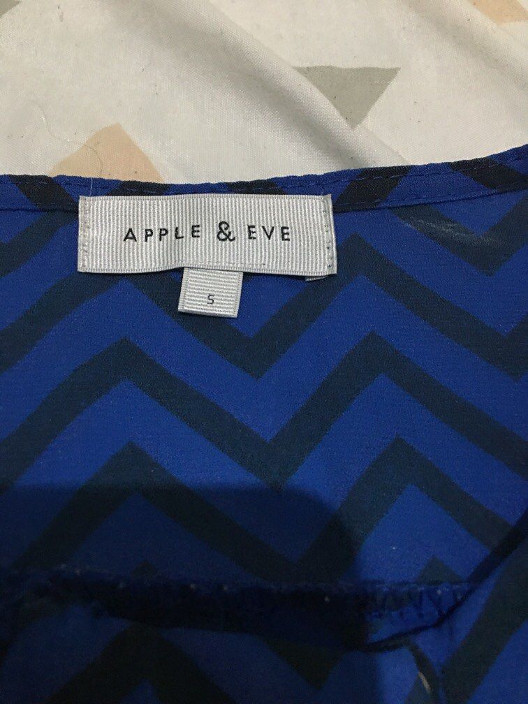 Apple & Eve blouse Small zigzag print (Category: Blouses) located in Antipolo. Submitted by seylecious (Listing ID 1272828097, Image 2). Description: Apple and eve blouse size small Color blue with zigzag pattern print Used but not abused Rfs: decluttering.