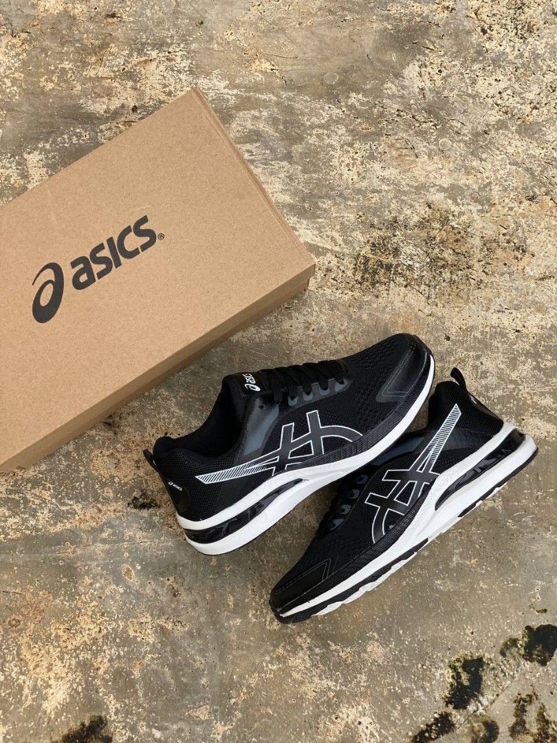 Asics gel kayano black white saiz 41 45 Men s Fashion Footwear