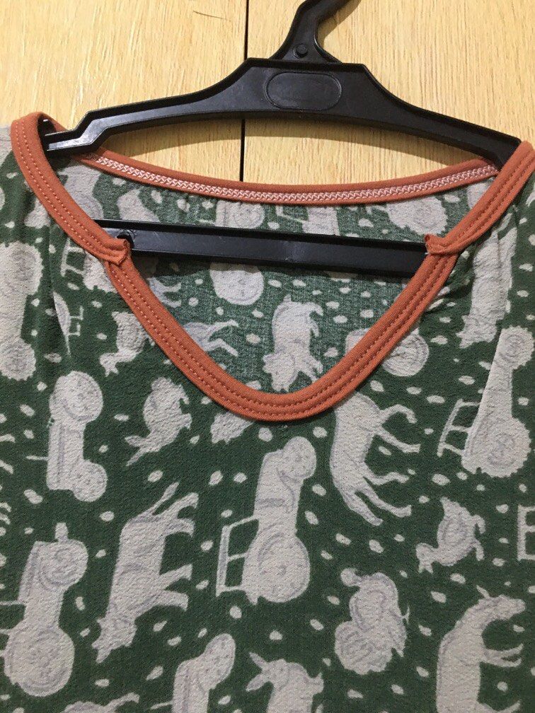 Basic blouse printed (Category: Blouses) located in Antipolo. Submitted by seylecious (Listing ID 1272829328, Image 3). Description: Blouse with long back cut Printed designs Fot Med to semi large Rfs: decluttering.