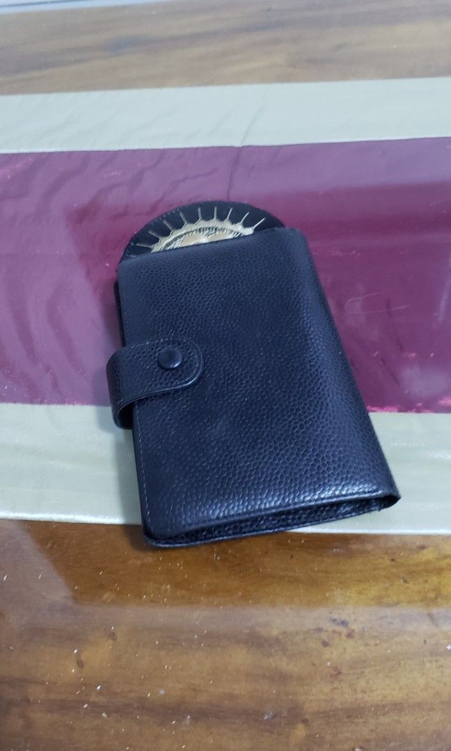 Chanel (Category: Luxury Bags & Wallets) located in Manila. Submitted by mistej (Listing ID 1272695327, Image 3). Description: chanel caviar bipold kisslock walet caviar leather chek detaild pic of isues.