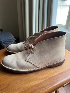 Clarks desert boot outlet taupe distressed suede