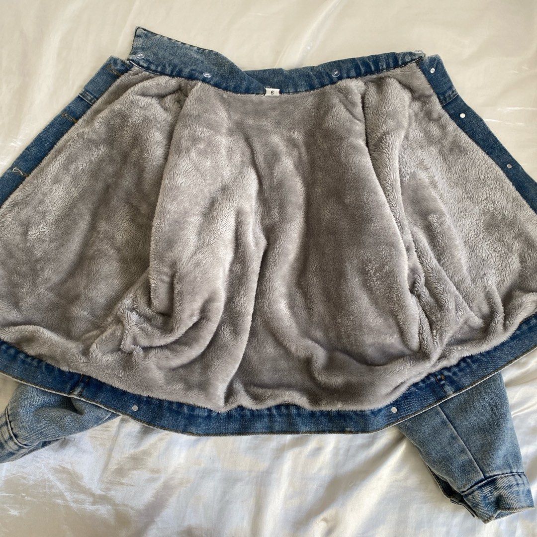 Denim jacket (Category: Women's Clothes) located in Melbourne. Submitted by atmxsphrx (Listing ID 1272648402, Image 2). Description: Medium- Large No noticeable flaws Really warm ! .