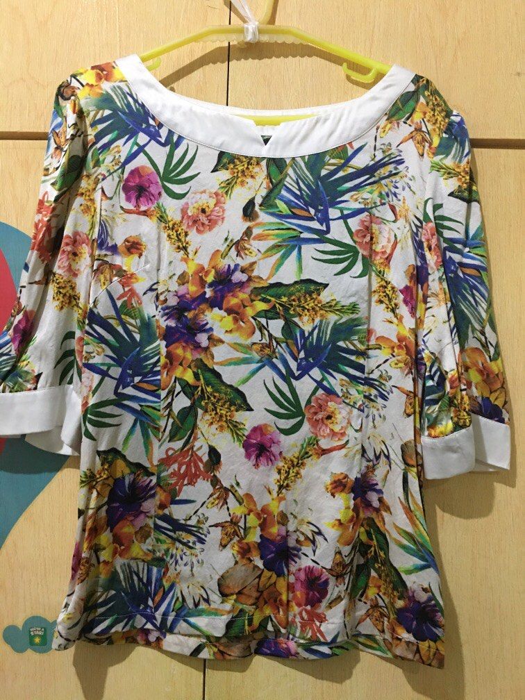 Floral blouse for women (Category: Blouses) located in Antipolo. Submitted by seylecious (Listing ID 1272837376, Image 1). Description: Floral blouse from flowy material (satin like) Fits medium With size invisible zipper Very comfy and lightweight .