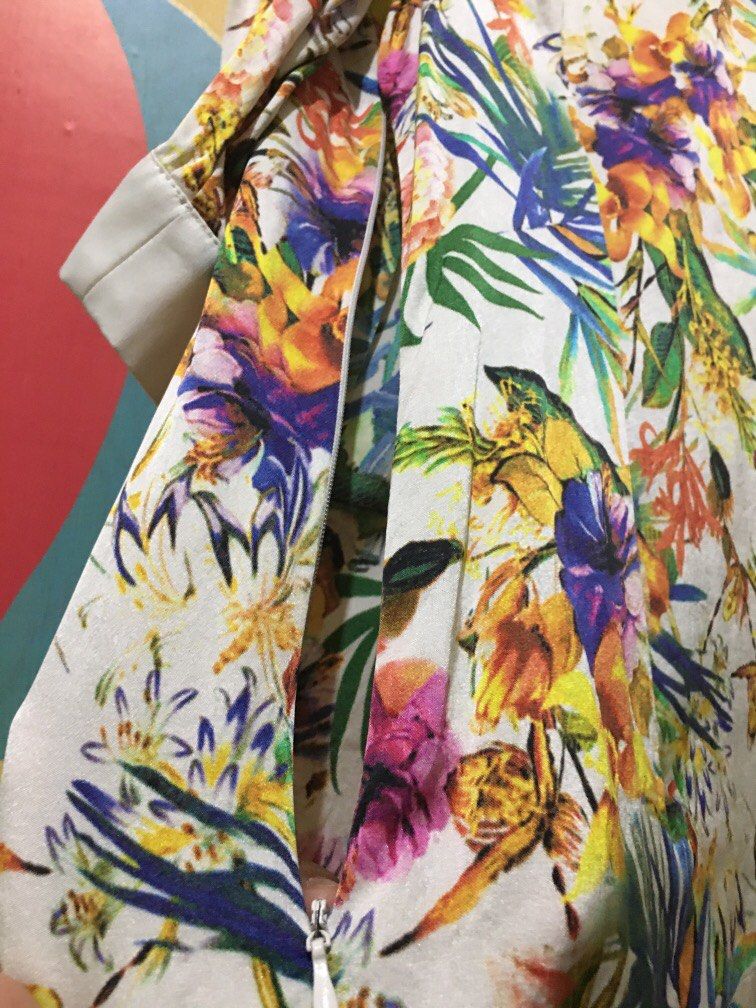 Floral blouse for women (Category: Blouses) located in Antipolo. Submitted by seylecious (Listing ID 1272837376, Image 3). Description: Floral blouse from flowy material (satin like) Fits medium With size invisible zipper Very comfy and lightweight .