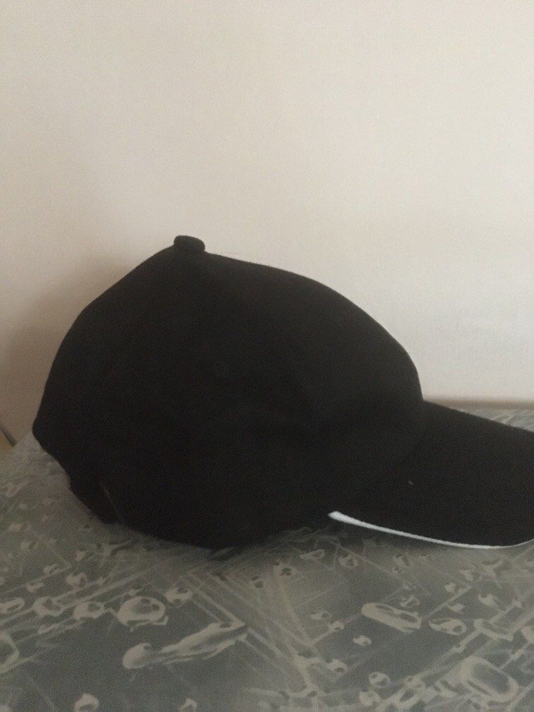 Hat (Category: Caps & Hats) located in Singapore. Submitted by swblim.1 (Listing ID 1272671124, Image 3). Description: .