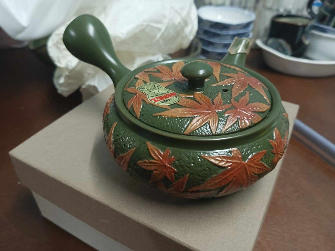 (japan surplus) A maple leaf themed (teapot) (Category: Other Kitchen Appliances) located in Valenzuela. Submitted by dacleslest16486 (Listing ID 1272906982, Image 1). Description: .