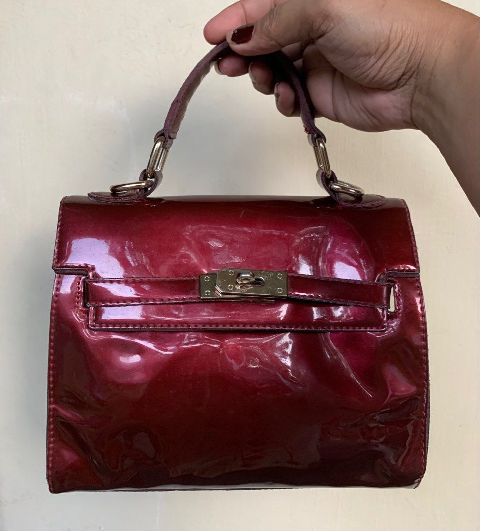 KELLY BAG. RED PATENT (Category: Luxury Bags & Wallets) located in Quezon City. Submitted by WIMC2ndaccount (Listing ID 1272754626, Image 1). Description: ☑️Vintage ☑️22 x 19 CM ☑️Good Condition 🔴manage your expectations this is Second hand / Vintage Item Hindi Brand new Binibili mo. CHECK THE PHOTOS UPLOAD. 🔴BAWAL NA BAWAL SA MAARTE.. 🔴NO RETURN. NO EXCHANGE 🔴Please ask all necessary questions before making an OFFER so as not to feel misled 