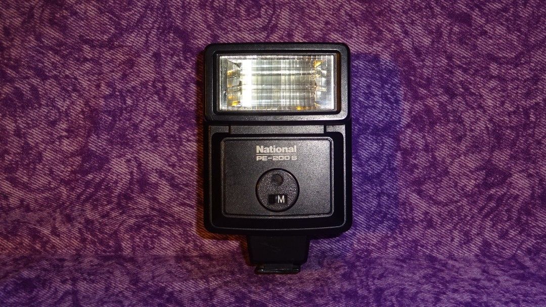 National PE-200S film camera flash (Category: Flashes) located in Paranaque City. Submitted by kutoi.ancheta (Listing ID 1272835610, Image 1). Description: National PE-200S film camera flash ₱900 ✅ hot shoe mount ✅ uses 4x AA batteries! (excluded) ✅ 6/10 cosmetics with signs of use! condition: seems to be functioning! ☝️trigger voltage and compatibility your responsibility! As is only! Defects included! no warranties! pm for inquiries. #nationalc