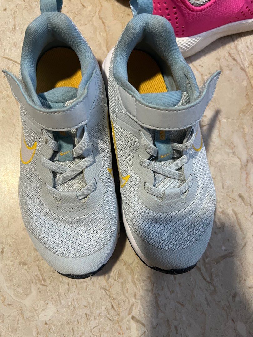 Girls grey sales nike shoes