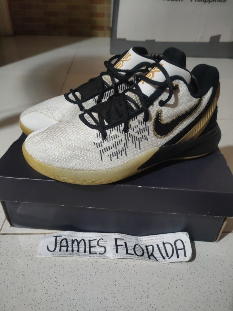 Original Nike Kyrie Flytrap (Category: Sneakers) located in Lapu-Lapu City. Submitted by jamesflorida0007 (Listing ID 1272796207, Image 2). Description: Original Nike Kyrie Flytrap 2 EP "Metallic Gold" Size 10 In excellent condition Yellowing of sole lang pero malambot yung sole. Sobrang kapit at ingay sa court Original/Authentic 💯 No drags No heeldrag Check detailed pic mga sir kung unsa ka bag.o. For 2,200 only firm❗(FREE SHIPPING NA DOOR TO D