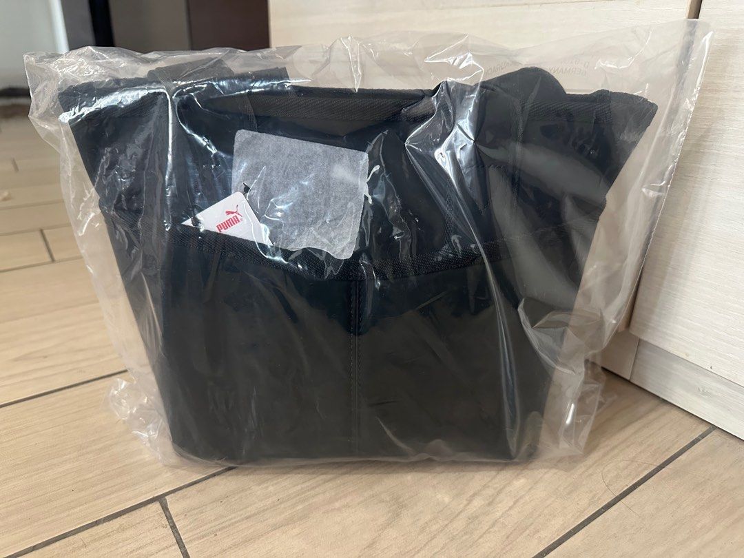 Puma basic round tote (Category: Bags & Wallets) located in Nusajaya. Submitted by jorich8 (Listing ID 1272650747, Image 2). Description: .