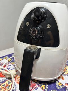 https://media.karousell.com/media/photos/products/2023/12/20/russell_hobbs_air_fryer_2_lite_1703043575_b9029ab7_thumbnail.jpg