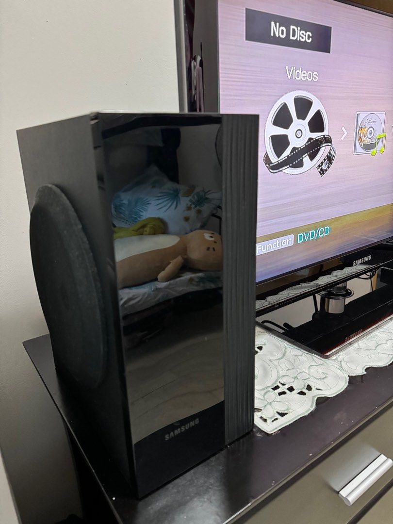 Samsung 32” with dvd player & speakers (Category: TV) located in Manila. Submitted by trendytreasuresbycat (Listing ID 1272702712, Image 3). Description: Selling 32” samsung with dvd player & speakers no issue RSF: no using it. .