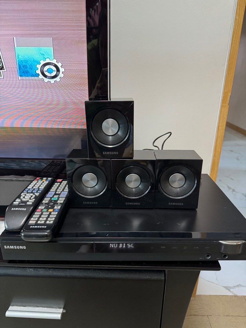 Samsung 32” with dvd player & speakers (Category: TV) located in Manila. Submitted by trendytreasuresbycat (Listing ID 1272702712, Image 2). Description: Selling 32” samsung with dvd player & speakers no issue RSF: no using it. .